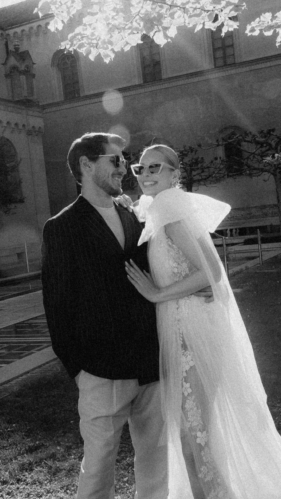 Editorial couple with statement bow in Munich, black and white