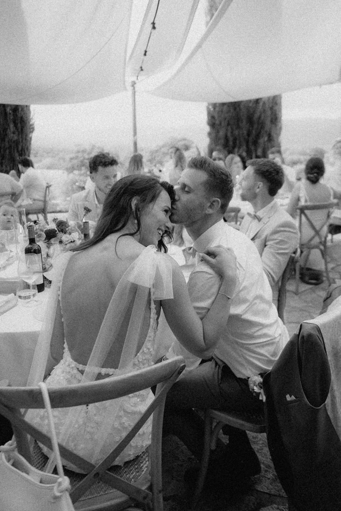 Marina und Marcel teilen einen innigen Moment beim Dinner unter dem Sonnensegel