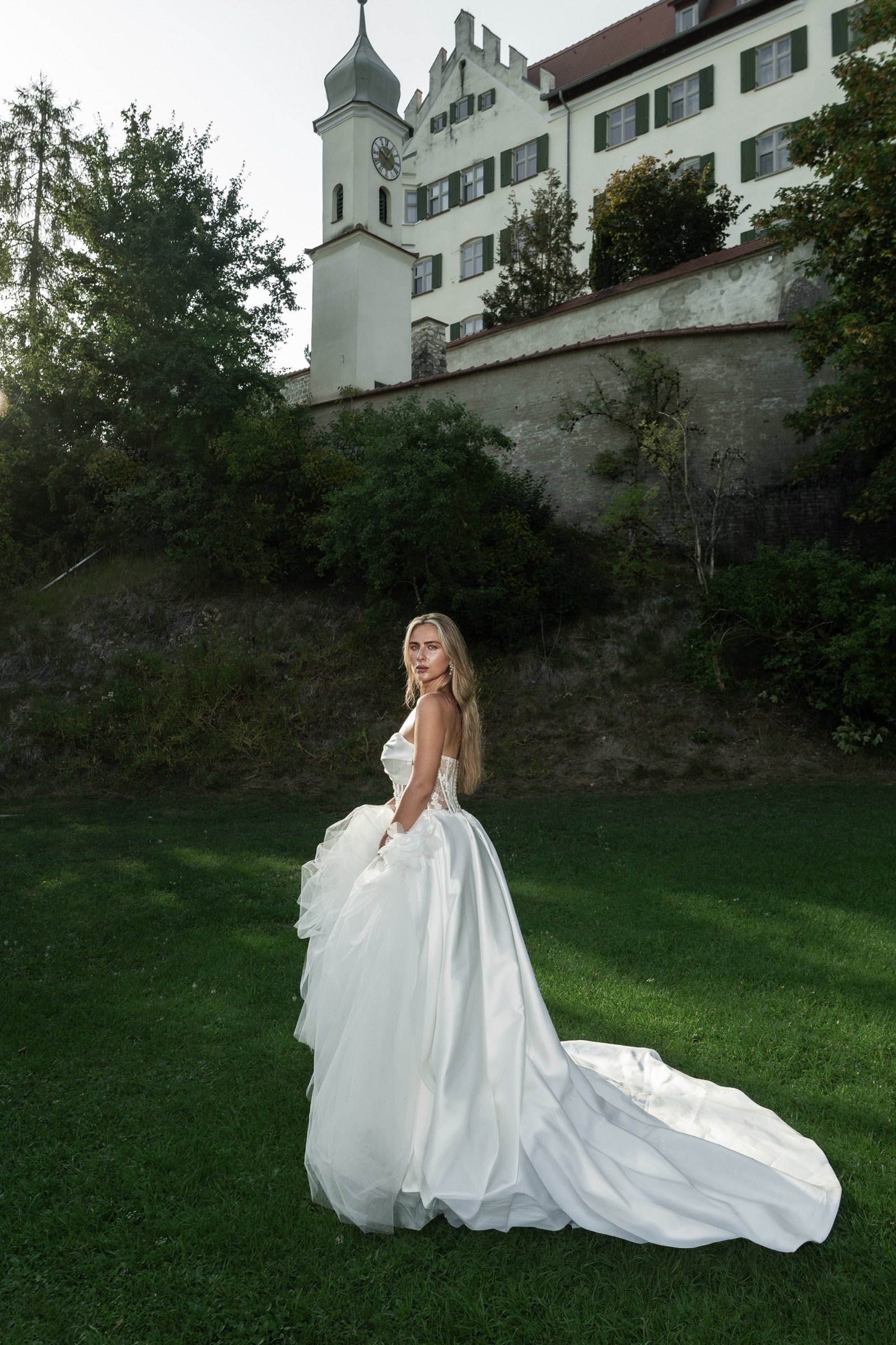 Bride in front of the castle chapel at Schloss Duttenstein