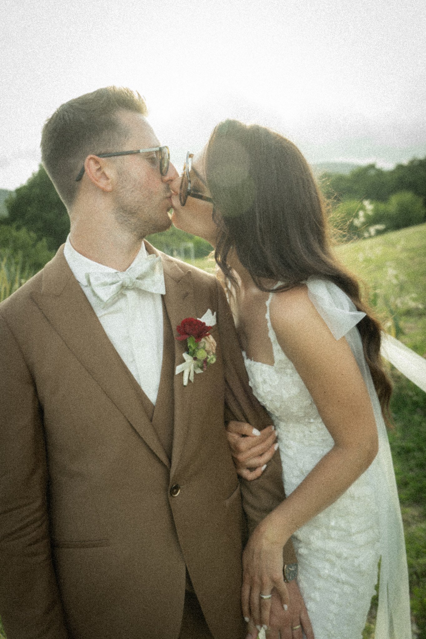 Marina und Marcel küssen sich im warmen Abendlicht während ihrer Hochzeit in der Toskana