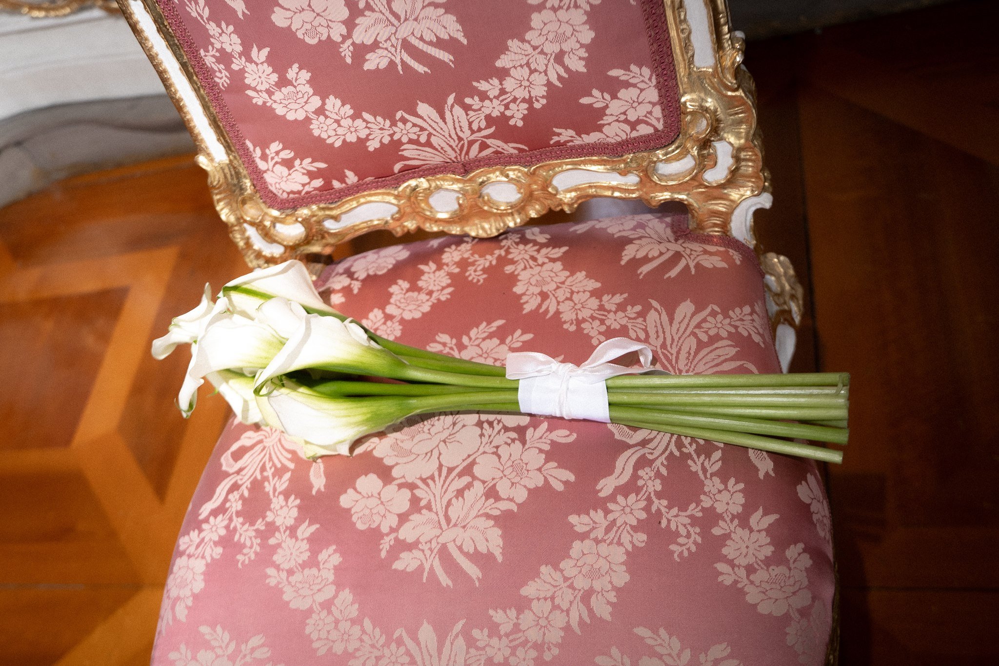 Calla lily bouquet on a Rococo chair at Schloss Duttenstein