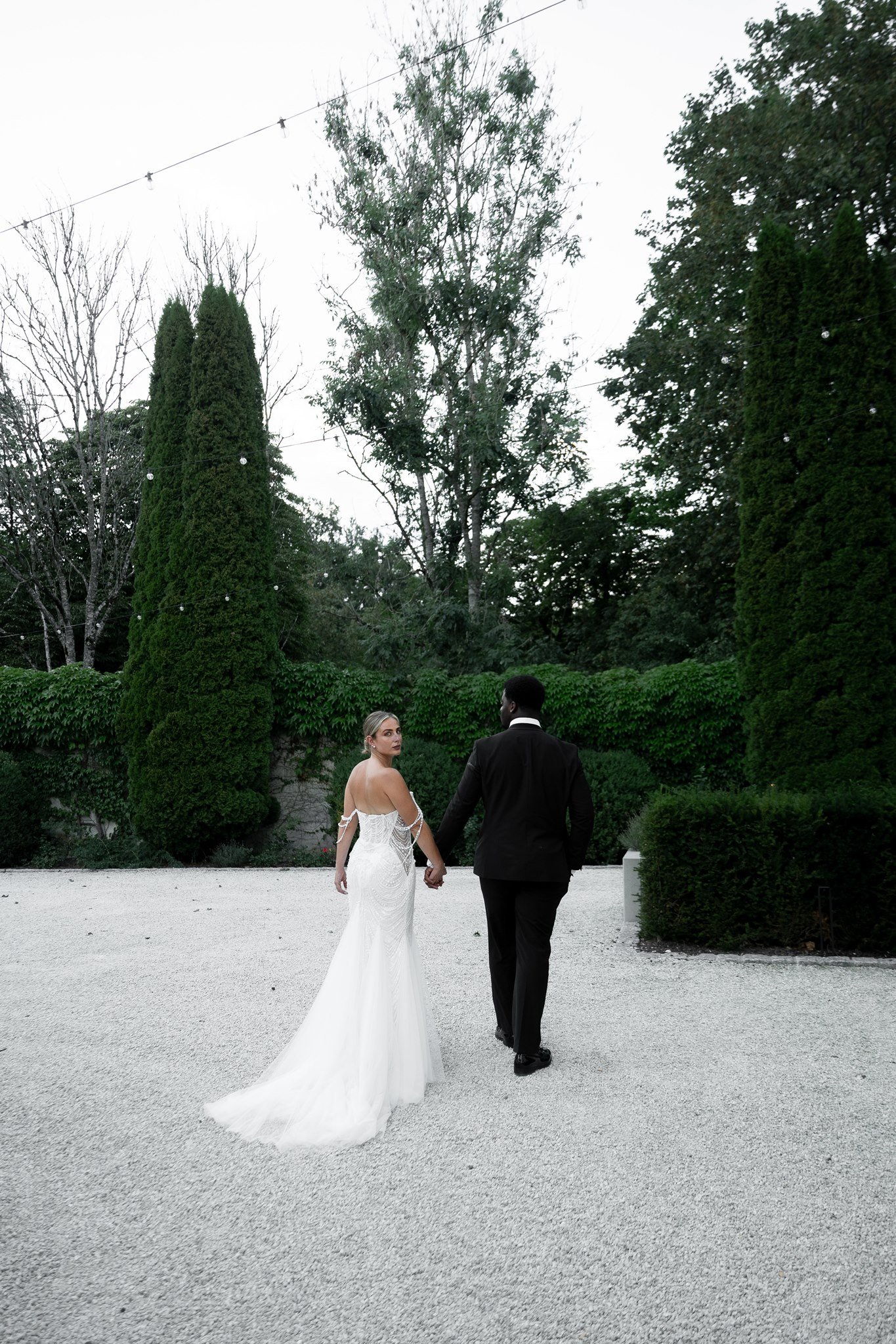 Couple on the castle courtyard of Schloss Duttenstein at golden hour